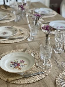 table avec assiettes vintages